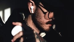 Uma das próximas gerações de AirPods contará com uma câmera de Inteligência Visual, conforme mostrado em um vídeo vazado da Apple descoberto no macOS.