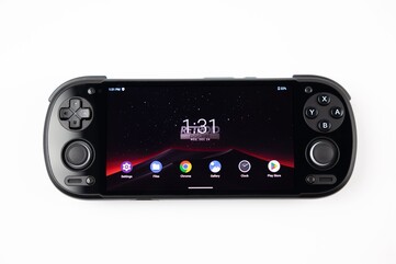 O Retroid Pocket 6 em preto com seu D-Pad na parte superior (Fonte da imagem: Retroid)