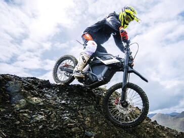 O Segway Xaber 300 oferece potência comparável à de uma motocicleta a gasolina de 300 cc. (Fonte da imagem: Segway)