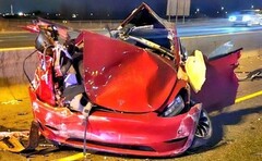 O Tesla Model 3 ficou completamente destruído no acidente de colisão dupla. (Fonte da imagem: @OPP_HSD)