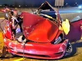 O Tesla Model 3 ficou completamente destruído no acidente de colisão dupla. (Fonte da imagem: @OPP_HSD)