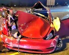 O Tesla Model 3 ficou completamente destruído no acidente de colisão dupla. (Fonte da imagem: @OPP_HSD)