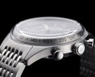 Perfil lateral do cronógrafo Timex Marlin Jet, mostrando seu grande cristal Hesalite abaulado, escala taquimétrica, caixa em aço inoxidável escovado, botão do cronógrafo tipo bomba, coroa com a marca Jet e pulseira em aço inoxidável