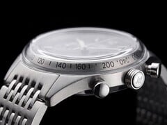 Perfil lateral do cronógrafo Timex Marlin Jet, mostrando seu grande cristal Hesalite abaulado, escala taquimétrica, caixa em aço inoxidável escovado, botão do cronógrafo tipo bomba, coroa com a marca Jet e pulseira em aço inoxidável