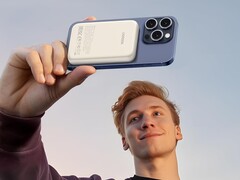 Os bancos de energia magnéticos da UGREEN têm um invólucro de silicone para facilitar o manuseio. (Fonte da imagem: UGREEN)