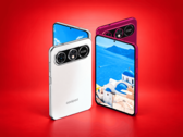 Smartphone Coolpad Cool X Wide visto de frente e de trás com acabamentos em branco e vermelho.