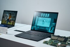 A ASUS agora atualizou a série ExpertBook B3 para os processadores Intel Meteor Lake. (Fonte da imagem: Notebookcheck)