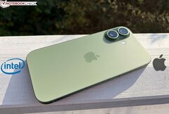 Os futuros modelos de iPhone poderão ser alimentados por um chip fabricado pela Intel (foto: iPhone 17; fonte da imagem: Notebookcheck, editado)