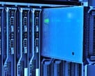 Racks de servidores com iluminação azul em um data center