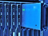 Racks de servidores com iluminação azul em um data center