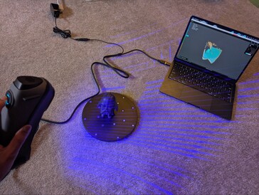 Sermoon S1 escaneando o objeto com lasers de linha cruzada e o aplicativo Creality Scan 4 no MacBook Air