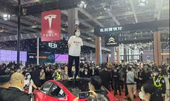 Não é a primeira vez que os proprietários da Tesla protestam contra a falha dos freios na China (imagem: CNEVPost) 