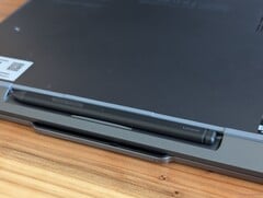 O design fino da caneta ativa pode parecer bonito, mas não é o ideal do ponto de vista ergonômico