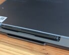 O design fino da caneta ativa pode parecer bonito, mas não é o ideal do ponto de vista ergonômico