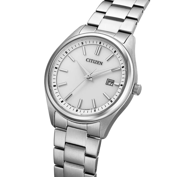 Vista frontal de três quartos do relógio social Citizen BM1350-54A Eco-Drive, com mostrador prateado, janela de data às 3 horas, caixa em aço inoxidável e pulseira de aço combinando.