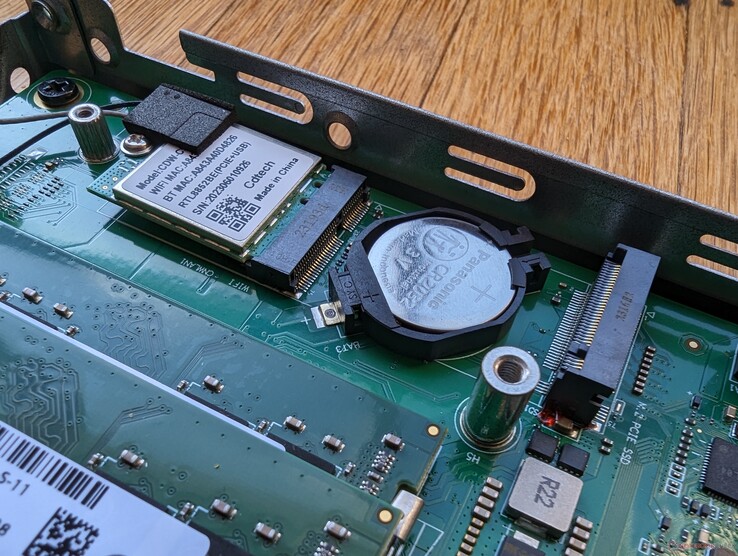 O módulo WLAN removível e o batedor do BIOS ficam embaixo do SSD M.2