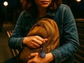 O Pebblebee Clip pode alertar seus contatos de emergência com o pressionar de um botão. (Fonte da imagem: Pebblebee)