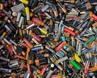 A Shenhuo New Materials alcança a produção em massa de uma folha de bateria ultrafina de 8 mícrons. Na foto: Uma pilha de baterias de consumo usadas. (Fonte da imagem: John Cameron, Unsplash)