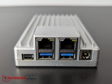 Frontal: 2x 2,5 GbE, 2x USB 3.1, Mini-DP, alimentação