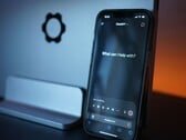 Um smartphone exibe a interface do ChatGPT com a pergunta “Em que posso ajudar?”