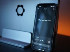 Um smartphone exibe a interface do ChatGPT com a pergunta “Em que posso ajudar?”