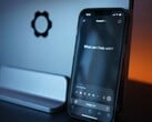 Um smartphone exibe a interface do ChatGPT com a pergunta “Em que posso ajudar?”