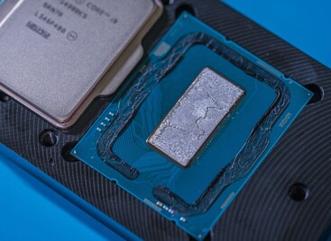 O Intel i9-14900KS com o IHS removido. (Fonte: Pakhtunov via Overclock.net)