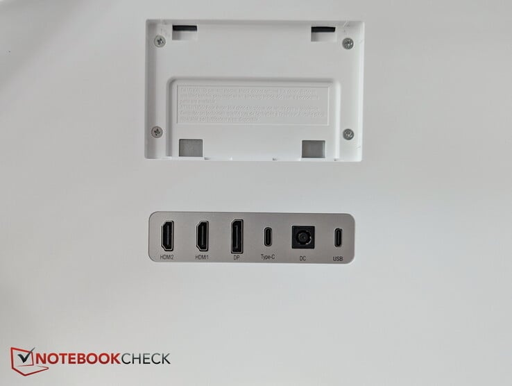 Parte traseira: 2x HDMI, DisplayPort, USB-C, AC, USB-C — qual das portas USB-C suporta os 90 W?