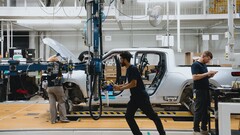 A Rivian começou oficialmente a aumentar a produção da picape elétrica R1T com motor duplo em preparação para as entregas em junho. (Fonte da imagem: Rivian no Twitter)