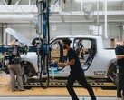 A Rivian começou oficialmente a aumentar a produção da picape elétrica R1T com motor duplo em preparação para as entregas em junho. (Fonte da imagem: Rivian no Twitter)