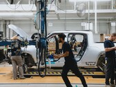 A Rivian começou oficialmente a aumentar a produção da picape elétrica R1T com motor duplo em preparação para as entregas em junho. (Fonte da imagem: Rivian no Twitter)