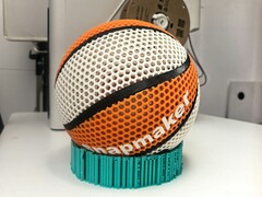 Uma imagem decorativa mostrando uma bola de basquete impressa em 3D