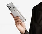 O novo power bank Air+ de 10.000 mAh custa cerca de US$ 59 na China. Na foto: uma imagem promocional mostrando o power bank conectado a um iPhone.