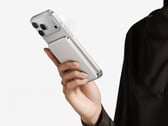 O novo power bank Air+ de 10.000 mAh custa cerca de US$ 59 na China. Na foto: uma imagem promocional mostrando o power bank conectado a um iPhone.