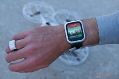 O relógio exibe a transmissão ao vivo, e também há suporte para uma forma de controle por gestos