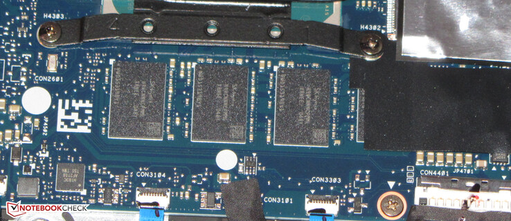 A RAM (16 GB, LPDDR4X) é soldada e não pode ser expandida.