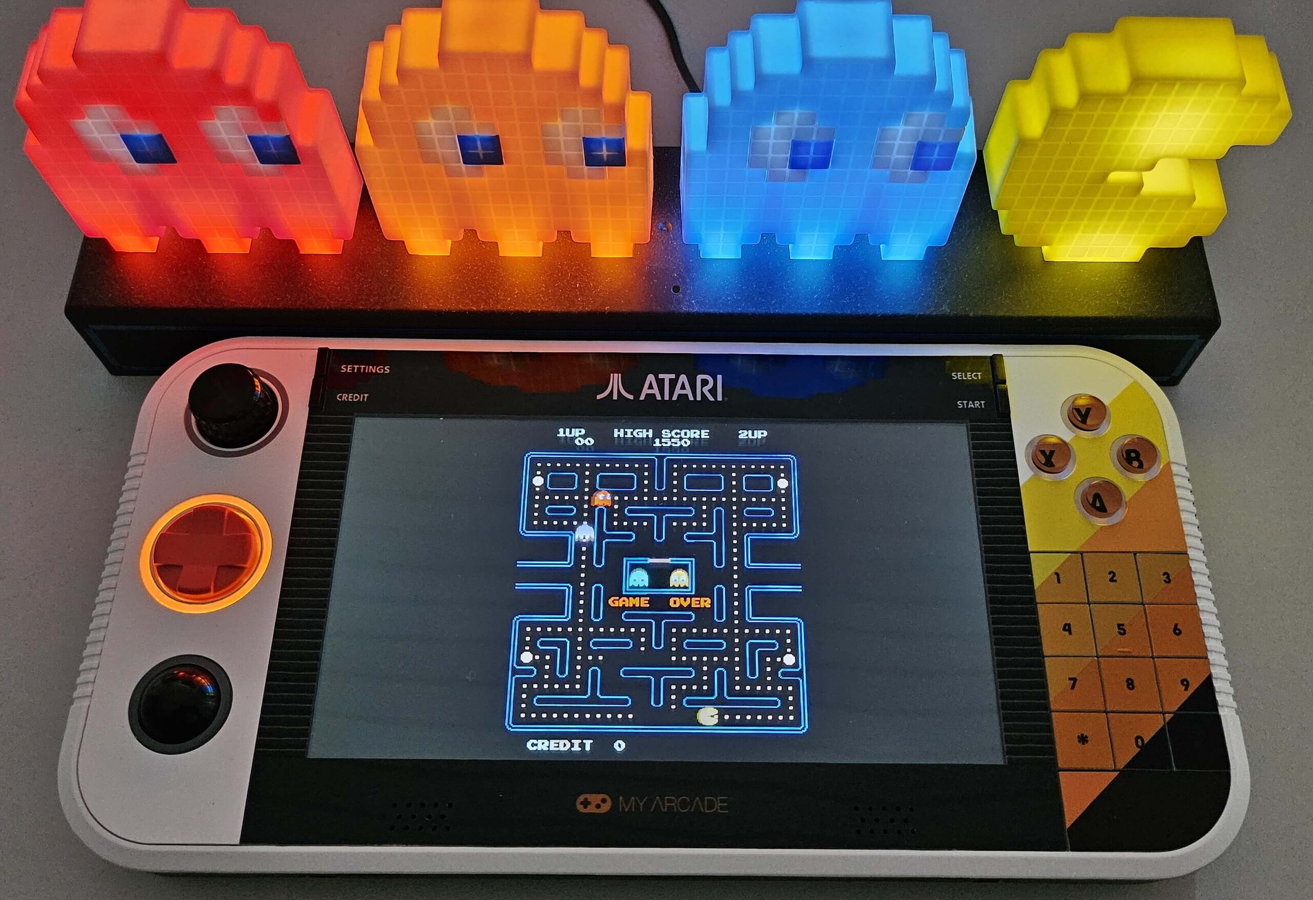 O Atari Gamestation Go oferece jogos retrô compactos com suporte oficial completo. (Fonte da imagem: Marc Zander, Notebookcheck)