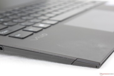 Corpo de carbono completo contrasta com a habitual liga de alumínio da maioria dos outros laptops