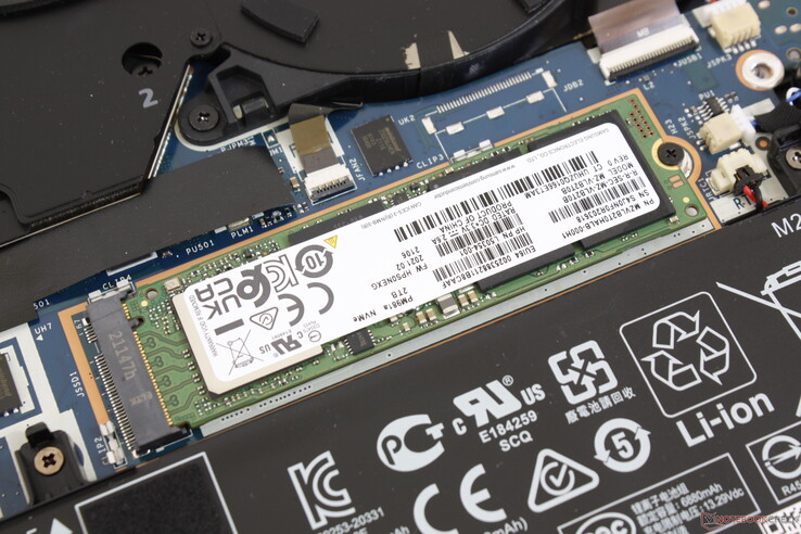 Está incluído um espalhador de calor metálico que removemos para que esta foto mostre o M.2 SSD