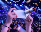 O Oppo Find X10 com um acessório teleconversor.