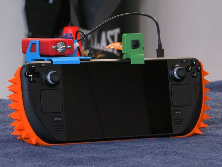Um Steam Deck equipado com um sistema de segurança “faça você mesmo” composto por espinhos, uma câmera e um taser.