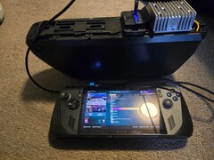 Um ASUS ROG Ally X conectado a uma grande bateria de eBike usando um conversor abaixador de tensão DIY, demonstrando um mod de energia estendida bem-sucedido. (Fonte da imagem: DoggoLord27 via r/ROGAlly)