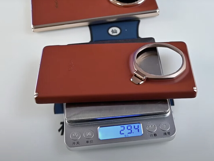 O estojo oficial do Honor Magic V5 pesa quase 30 g. (Fonte da imagem: Techtacle)