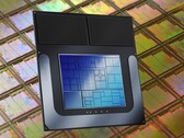 As CPUs Intel Lunar Lake usam o nó N3B da TSMC. (Fonte da imagem: Laura Ockel no Unsplash, Intel, editado)