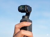 Imagem de marketing do DJI Osmo Pocket 4 (aprimorada).