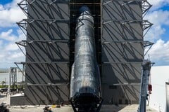 A Ship 40 entra no hangar Megabay da SpaceX em Starbase quase três meses após o lançamento.