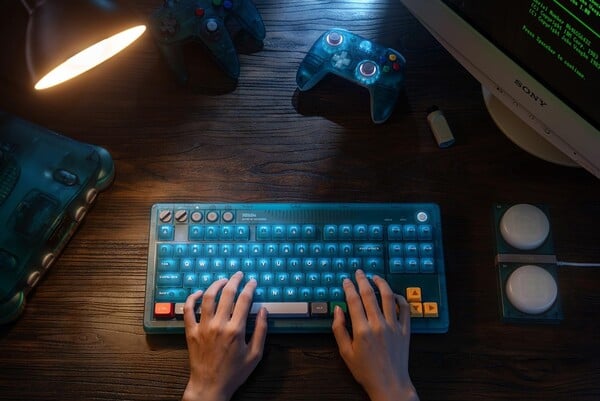 O teclado mecânico Retro 87, edição N64, possui interruptores personalizados.