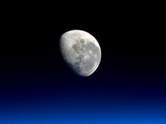 Uma imagem que mostra a Lua.