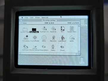 A tela inicial após a inicialização mostra todos os programas e jogos incluídos.