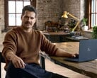 Henry Cavill sentado a uma mesa, com um Googlebook ao alcance.
